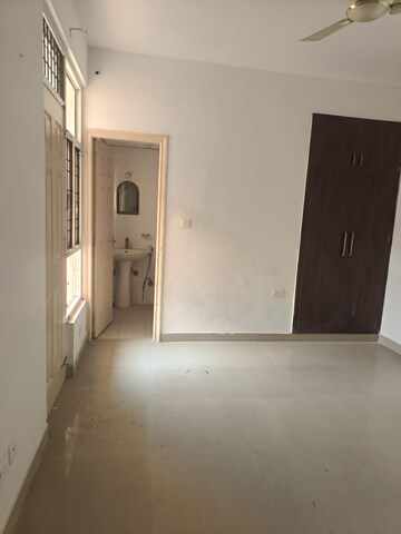 Room in 2 BHK Apartment at Supertech Cape Town, Sector 74 – for Rent