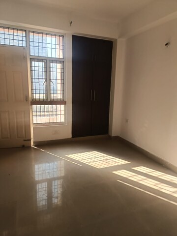 Room in 2 BHK Apartment at Supertech Cape Town, Sector 74 – for Rent