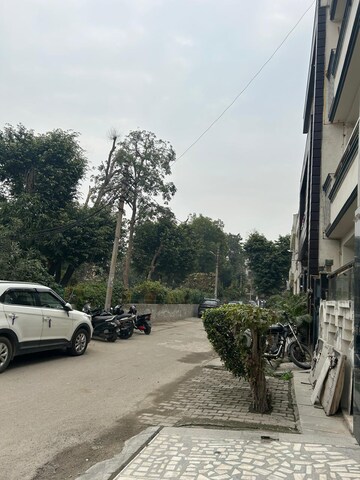 Parking in 3.5 BHK Builder Floor at Vasundhara Sector 3 – for Rent