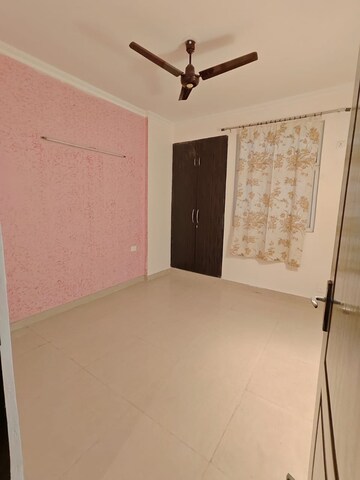 Room in 3 BHK Apartment at Amrapali Silicon City, Sector 76 – for Rent