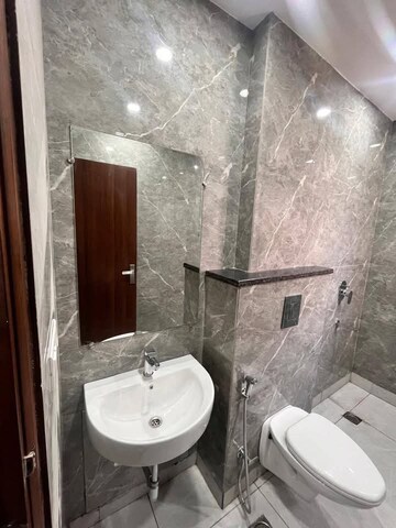Bathroom in 1 BHK Builder Floor at Sector 43 – for Rent