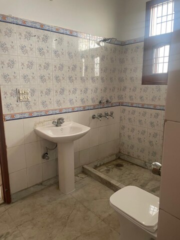Bathroom in 1.5 BHK Builder Floor at Sector 69 – for Rent