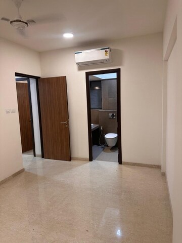 Room in 2 BHK Apartment at Shapoorji Pallonji Vicinia, Powai – for Rent