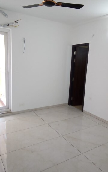 Room in 3 BHK Apartment at Omaxe Waterscapes, Gomti Nagar – for Rent