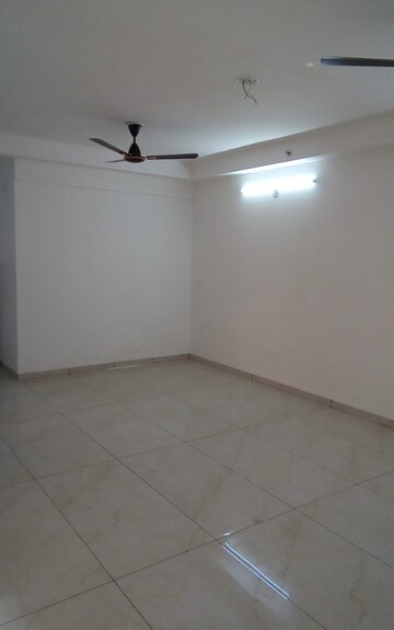 Room in 3 BHK Apartment at Omaxe Waterscapes, Gomti Nagar – for Rent