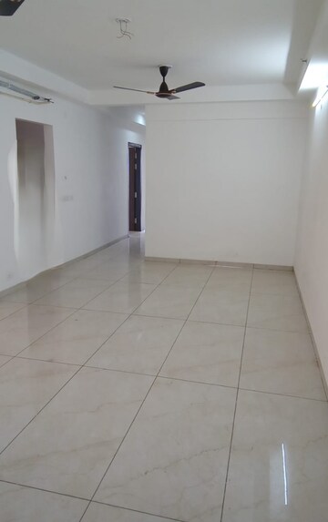 Room in 3 BHK Apartment at Omaxe Waterscapes, Gomti Nagar – for Rent