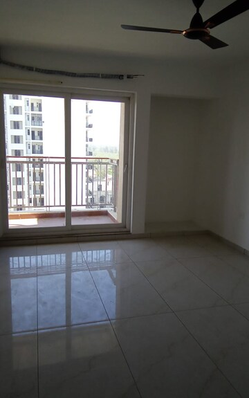 Room in 3 BHK Apartment at Omaxe Waterscapes, Gomti Nagar – for Rent