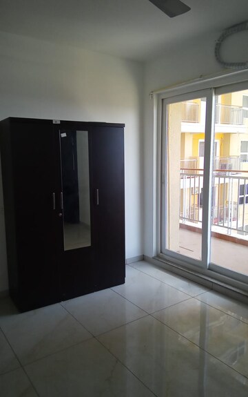 Room in 3 BHK Apartment at Omaxe Waterscapes, Gomti Nagar – for Rent