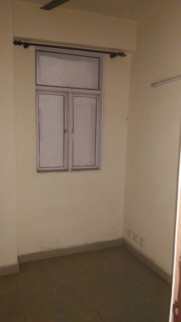 Room in 2.5 BHK Apartment at Skytech Matrott, Sector 76 – for Rent