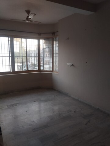 Room in 2 BHK Apartment at Nehru Enclave, Gomti Nagar – for Rent