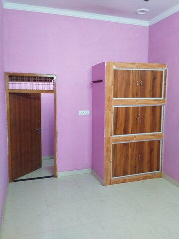 Room in 2 BHK Apartment at Gomti Nagar – for Rent