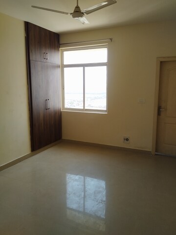 Room in 2 BHK Apartment at Gomti Nagar – for Rent