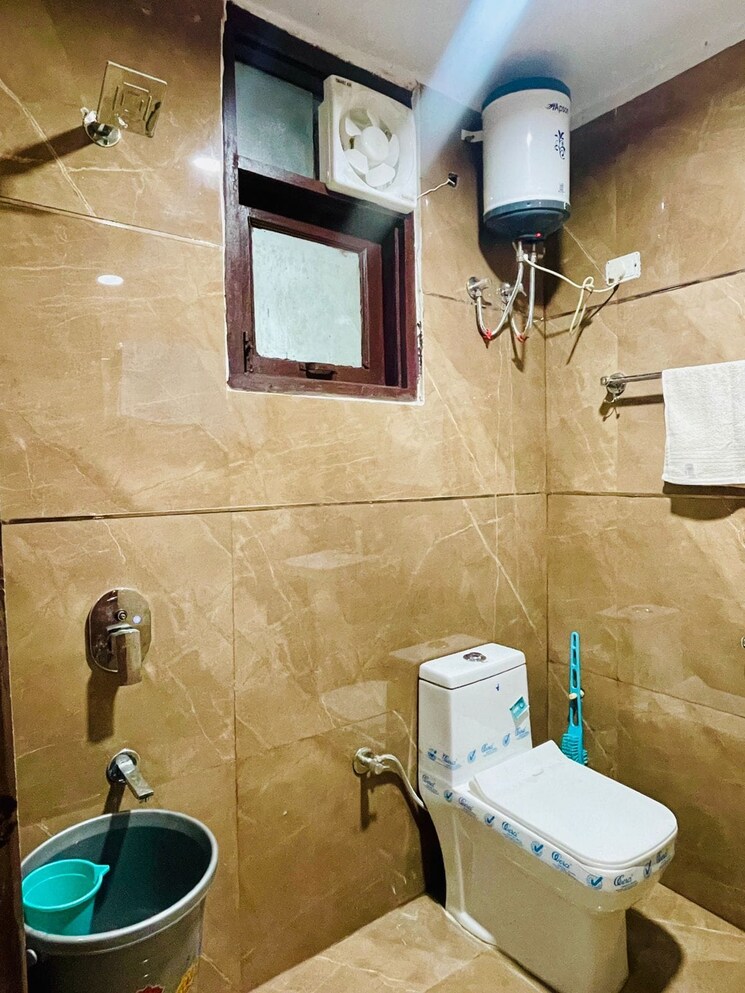 Bathroom, palm-residency-chhatarpur 3 Bedroom 150 Sq.Yd. Builder Floor In Chattarpur Delhi 8206333
