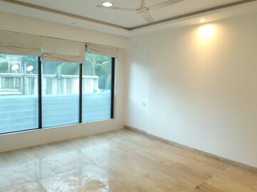 Room in 2 BHK Apartment at Seasons Avenue Khar West, Khar West – for Rent