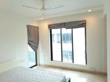 Room in 2 BHK Apartment at Seasons Avenue Khar West, Khar West – for Rent
