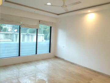 Room in 2 BHK Apartment at Seasons Avenue Khar West, Khar West – for Rent