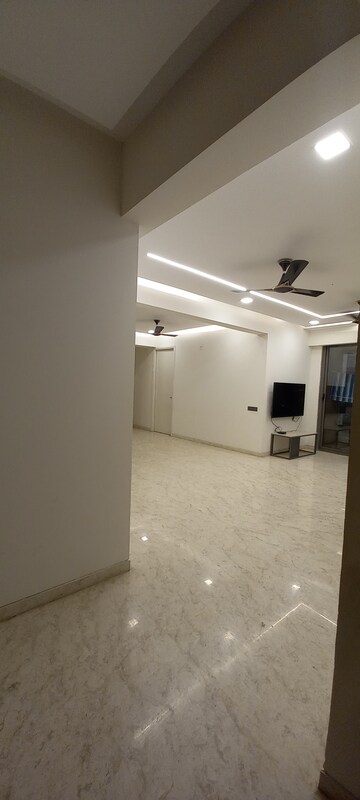 Room in 4 BHK Apartment at Thaltej – for Rent