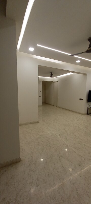 Room in 4 BHK Apartment at Thaltej – for Rent