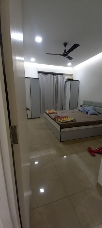 Room in 4 BHK Apartment at Thaltej – for Rent