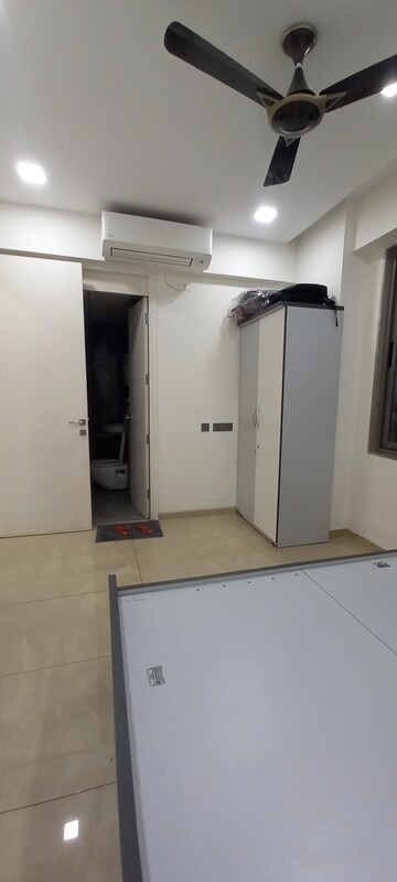 Room in 4 BHK Apartment at Thaltej – for Rent