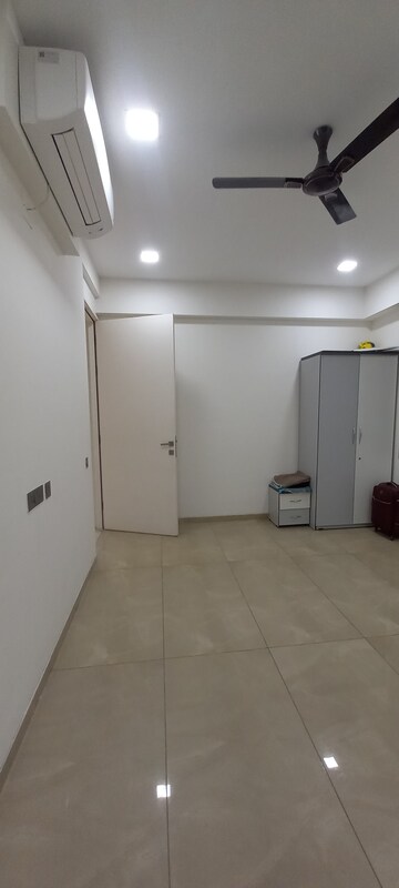 Room in 4 BHK Apartment at Thaltej – for Rent
