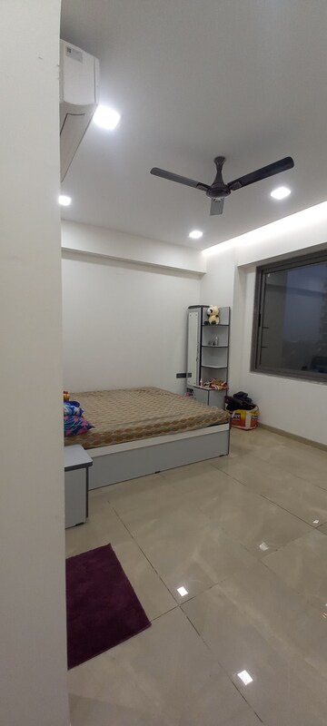 Room in 4 BHK Apartment at Thaltej – for Rent