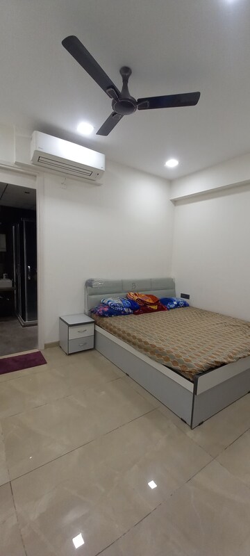 Room in 4 BHK Apartment at Thaltej – for Rent