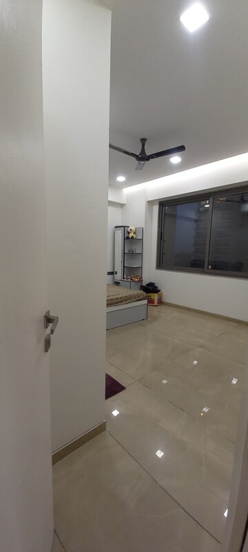 Room in 4 BHK Apartment at Thaltej – for Rent