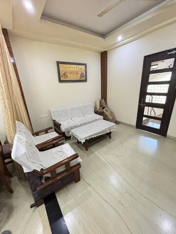 Living Room in 2 BHK Builder Floor at Sector 43 – for Rent