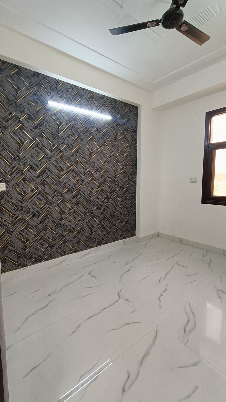 Room, sector 73 2 Bedroom 975 Sq.Ft. Builder Floor In Sector 73 Noida 8206603