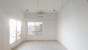 Room in 4 BHK Apartment at Indiabulls Sky Forest, Lower Parel – for Sale