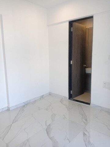 Room in 2 BHK Apartment at Dev Leo Tower, Oshiwara – for Rent