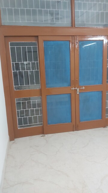 Room in 2.5 BHK Apartment at Mayur Vihar – for Sale
