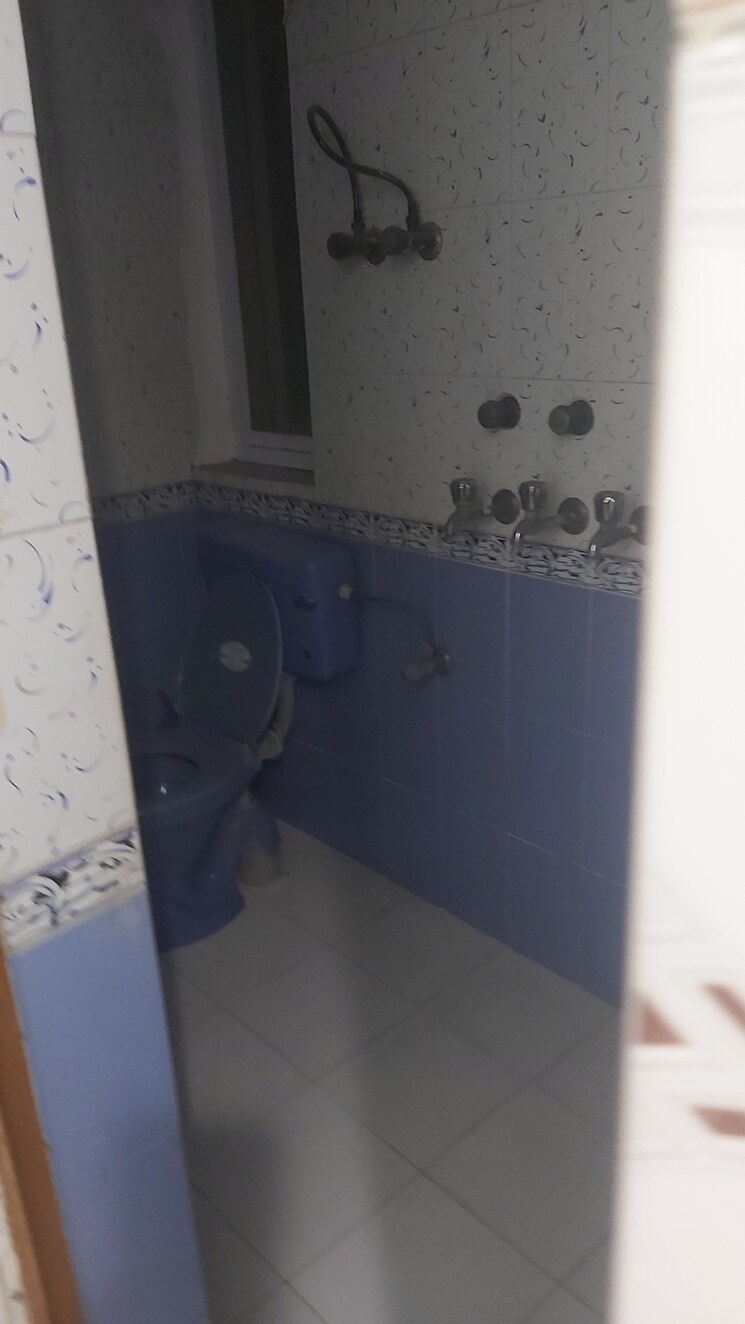 Bathroom, mayur vihar 2.5 Bedroom 850 Sq.Ft. Apartment In Mayur Vihar Delhi 8206919