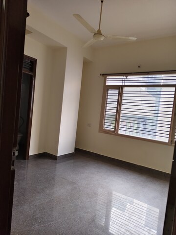 Room in 2 BHK Builder Floor at Halasuru – for Rent