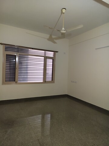 Room in 2 BHK Builder Floor at Halasuru – for Rent