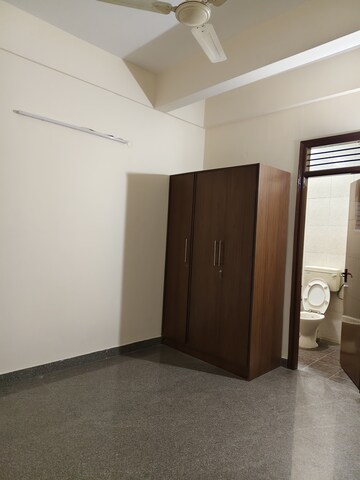 Room in 2 BHK Builder Floor at Halasuru – for Rent