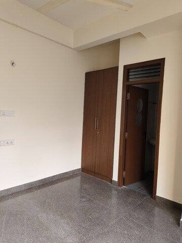 Room in 2 BHK Builder Floor at Halasuru – for Rent