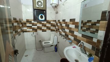 Master Bedroom in 2 BHK Builder Floor at Mayur Vihar Phase 1 – for Rent