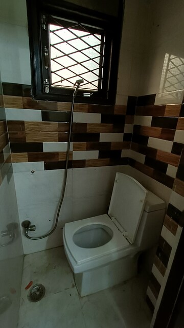 Master Bedroom in 2 BHK Builder Floor at Mayur Vihar Phase 1 – for Rent