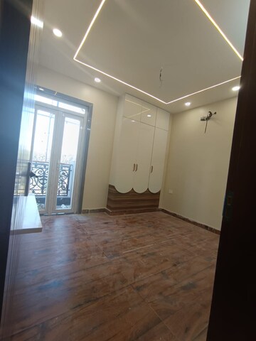 Room in 3 BHK Apartment at Paschim Vihar – for Rent