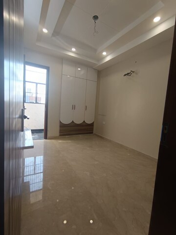 Room in 3 BHK Apartment at Paschim Vihar – for Rent