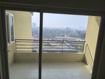 Room in 3 BHK Apartment at Stellar Okas Golf View, Sushant Golf City – for Rent