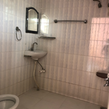 Bathroom in 1.5 BHK Villa at Sector 21 – for Rent