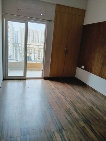 Room in 3 BHK Apartment at Hawelia Valenova Park, Tech Zone 4 Greater Noida – for Sale