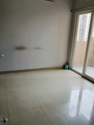 Room in 3 BHK Apartment at Hawelia Valenova Park, Tech Zone 4 Greater Noida – for Sale