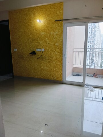 Room in 3 BHK Apartment at Hawelia Valenova Park, Tech Zone 4 Greater Noida – for Sale