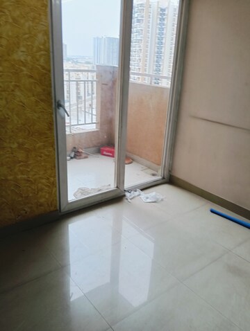 Room in 3 BHK Apartment at Hawelia Valenova Park, Tech Zone 4 Greater Noida – for Rent