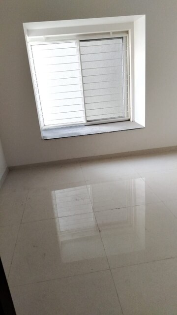 Room in 2 BHK Apartment at Shapoorji Pallonji Vanaha Golfland, Bavdhan – for Rent