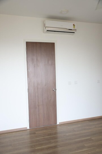 Room in 3 BHK Apartment at LnT Crescent Bay T5, Parel – for Rent